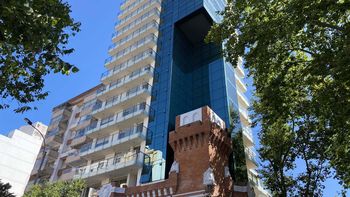 El edificio Alquimia en Punta Carretas es el mejor ejemplo de 2 fachadas, en una esquina muy tradicional de Montevideo: 21 de Setiembre y Williman. El edificio Alquimia en Punta Carretas es el mejor ejemplo de 2 fachadas, en una esquina muy tradicional de Montevideo: 21 de Setiembre y Williman.