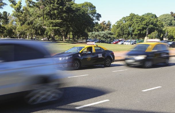 ¿Sin trabajo? Abren una convocatoria para sumar mujeres taxistas en la Ciudad