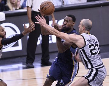 Los Spurs de Ginóbili volvieron a ganar y tienen un pie en semifinales