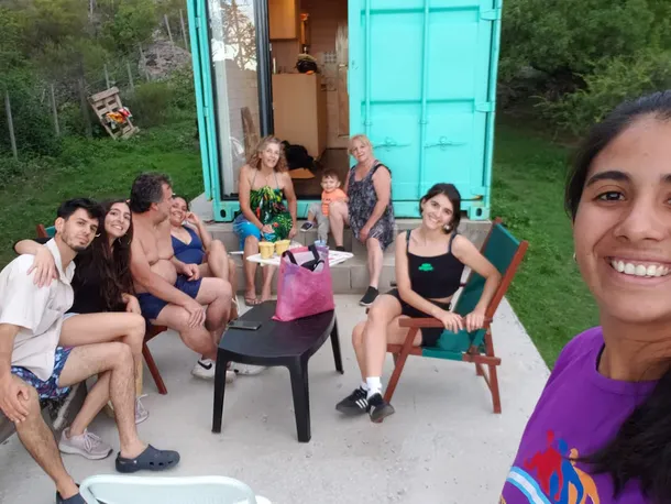 A pesar de que la casa solo puede hospedar a tres personas, cada vez que viaja su familia lleva carpas para armar en el terreno. A pesar de que la casa solo puede hospedar a tres personas, cada vez que viaja su familia lleva carpas para armar en el terreno.