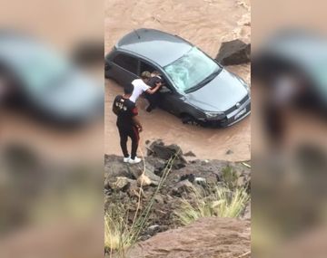 El adolescente ayudó a salir a la pareja que había caído al río Mendoza