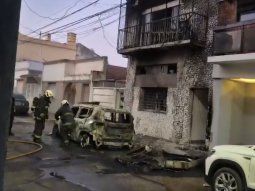 se incendio un contenedor en parque chas: el fuego quemo dos autos y parte de una casa se incendio un contenedor en parque chas: el fuego quemo dos autos y parte de una casa