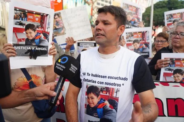 Todos tienen que pagar: el dolor del padre de Ángel López durante el reclamo en el Obelisco