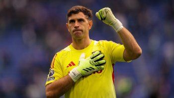 dibu martinez y un filoso posteo tras su error ante liverpool: nunca pierdo dibu martinez y un filoso posteo tras su error ante liverpool: nunca pierdo