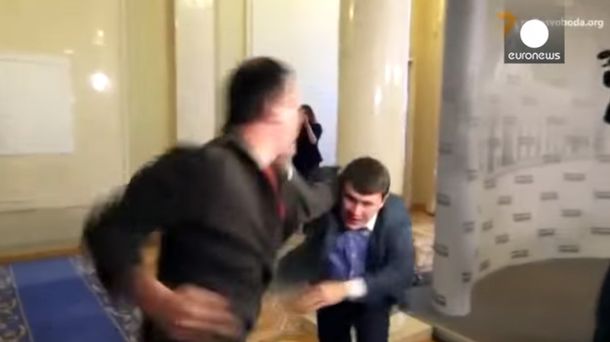 Un clásico ucraniano: mirá las piñas y la violencia en el Parlamento