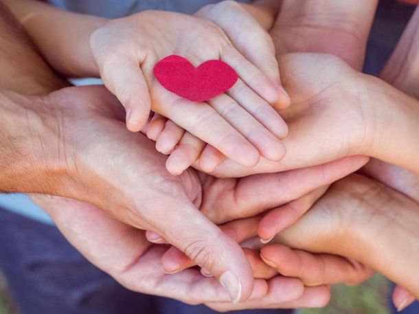 Autorizaron a una pareja poliamorosa a inscribir a un bebé con dos papás y una mamá