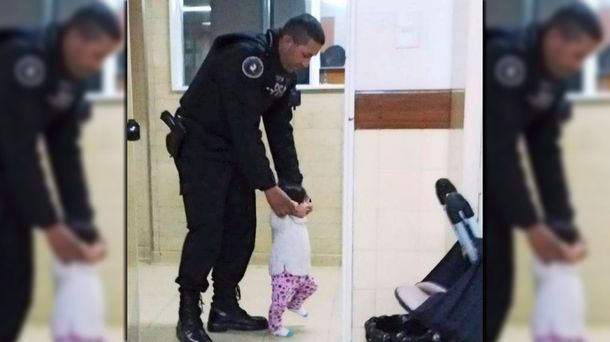 La foto del día: con su mamá en terapia y sin nadie quien la cuide, apareció este policía