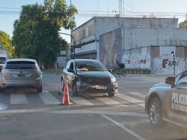 Fuerte choque entre dos autos en Agronomía: uno de los conductores fue demorado por cruzar en rojo