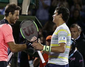 Delpo saluda al canadiense tras vencerlo en tres sets