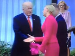 La Primera Dama polaca siguió el protocolo a pesar de Trump
