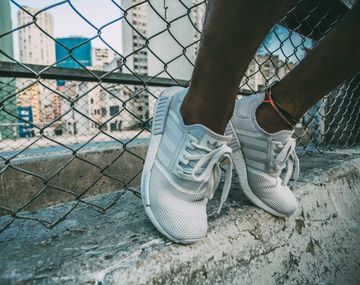 Cientos de personas fueron despedidas tras el cierre de una fábrica de zapatillas en Esteban Echeverría