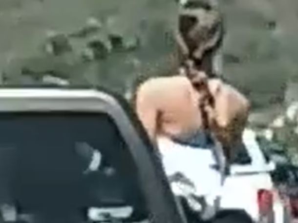 Imprudencia en Córdoba: filman a una mujer asomada por la ventana de una camioneta en la ruta