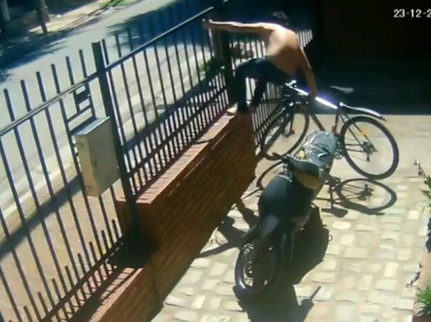Robo a plena mañana en Córdoba: trepó una reja y se llevó una bicicleta en segundos