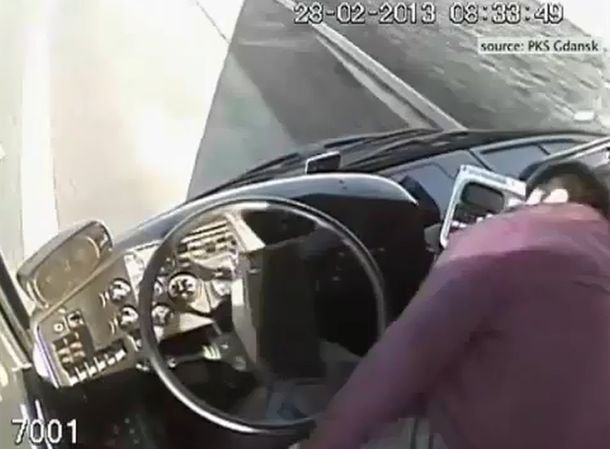 Toman el volante y evitan una tragedia en un micro sin chofer