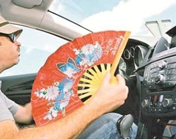 Si la velocidad es menor a 80 kilómetros por hora, sugieren no climatizar el auto