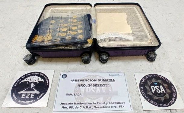 Detuvieron a una mujer en el Aeropuerto de Ezeiza cuando intentaba salir del país con 6 kilos de oro