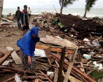 Ascienden a casi 170 los muertos por el tsunami en Indonesia