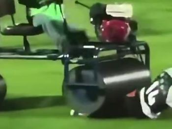 De no creer: un futbolista fue atropellado en el calentamiento y se salvó de una fractura