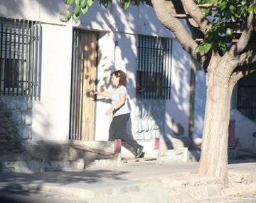 Un hombre que estaba golpeando a su ex pareja quedó detenido luego que la hija de la mujer le pidiera ayuda. Foto: diario Uno.