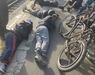 Batalla campal en el Tren Sarmiento terminó con varios detenidos: Pegale un tiro...