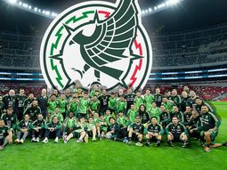 La Selección Mexicana posando en el remodelado Estadio Azteca. un recinto donde solía ser una fortaleza para el Tri, pero que ya no lo es más. La Selección Mexicana posando en el remodelado Estadio Azteca. un recinto donde solía ser una fortaleza para el Tri, pero que ya no lo es más.