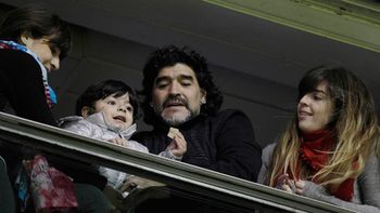 maradona: si benjamin se va a independiente me la corto maradona: si benjamin se va a independiente me la corto