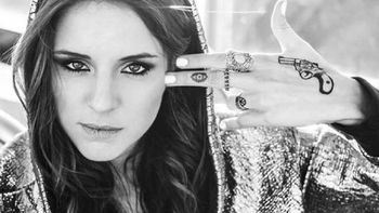 Candelaria Tinelli se tapó el tatuaje de un arma en su mano Candelaria Tinelli se tapó el tatuaje de un arma en su mano