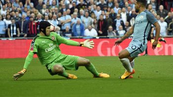 El argentino definió con sutileza ante la salida de Petr Cech