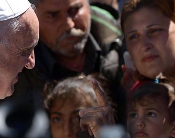 El Papa dijo que la palabra y el ejemplo van juntos tras regresar al Vaticano con 12 refugiados