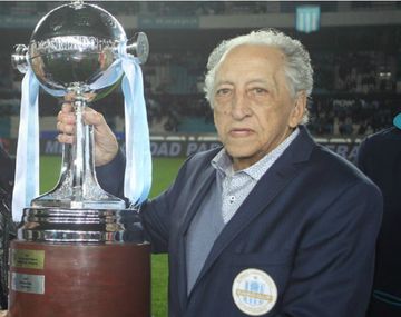 Oscar Martín alza la Libertadores durante la fiesta por el 50º del primer campeón del mundo argentino