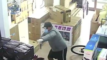 video: ladrones irrumpieron en un local, atropellaron a una nena y le apuntaron en la cabeza video: ladrones irrumpieron en un local, atropellaron a una nena y le apuntaron en la cabeza