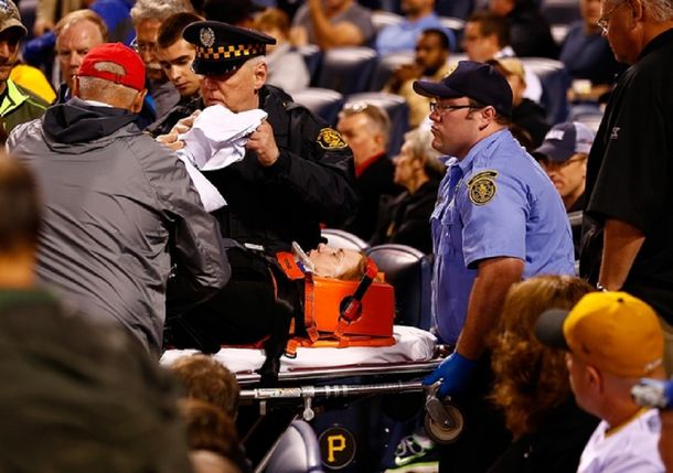 Por distraída, una mujer recibió un pelotazo en un partido de béisbol