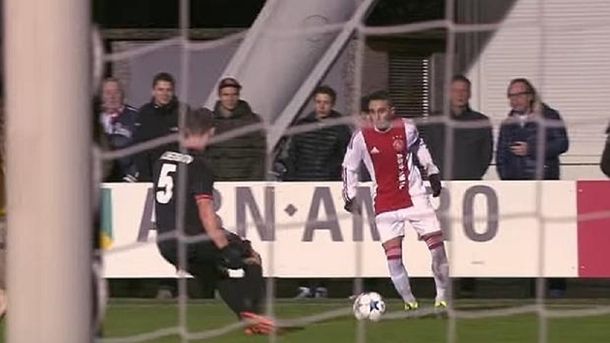 Calcado: un holandés imitó a Riquelme y dejó en el piso a un rival con un amague