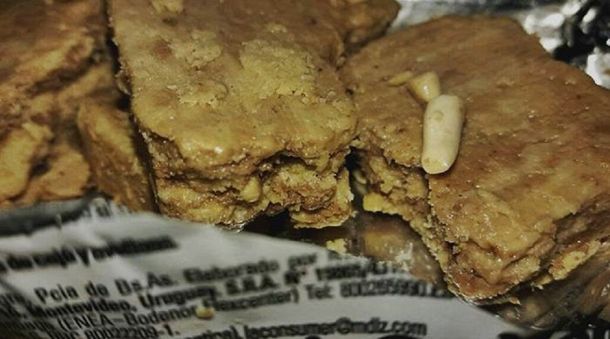 Encontraron un comillo y otro diente adentro de un mantecol