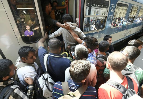 Sigue la crisis migratoria: Hungría suspendió trenes hacia el oeste de Europa