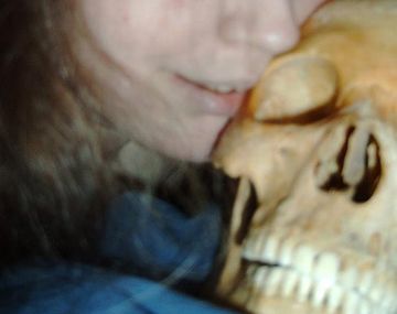 Condenan a la mujer que tenía sexo con huesos humanos