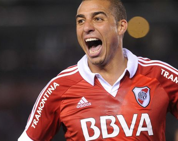 Trezeguet llegó al país y se puso a las órdenes de Almeyda