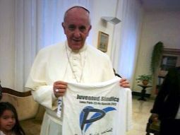 ¿Quién le llevó una remera de la Juventud Sindical al Papa?