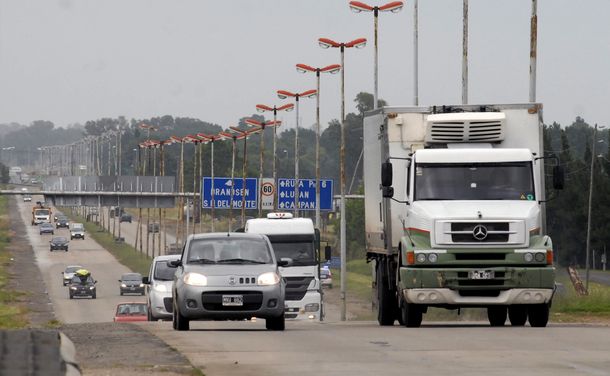 Sigue el éxodo: más de 1600 autos circulan por hora rumbo a la Costa