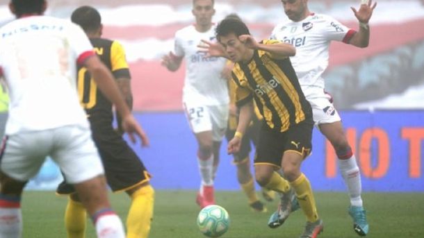 Con gol de Bergessio, Nacional empató con Peñarol en la vuelta del fútbol uruguayo