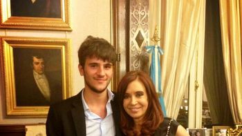 Cristina Kirchner junto a Pedro Robledo, un joven agredido por su elección sexual Cristina Kirchner junto a Pedro Robledo, un joven agredido por su elección sexual