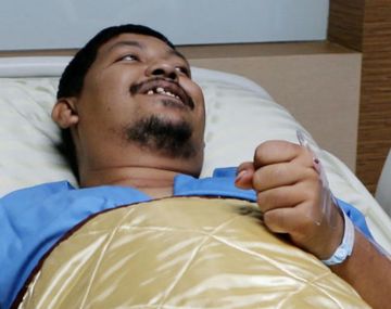 Una pitón le mordió el pene en el inodoro