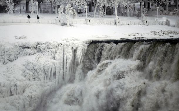 Las cataratas del Niágara congeladas, en imágenes