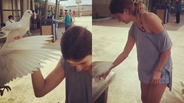 Marcela Kloosterboer alimentando palomas