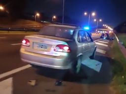 un joven se distrajo con un accidente en la general paz y choco a una moto: dos heridos un joven se distrajo con un accidente en la general paz y choco a una moto: dos heridos