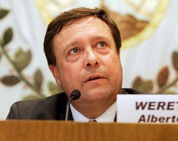 Un gobernador anunció ajustes en el gasto para enfrentar las paritarias por Facebook