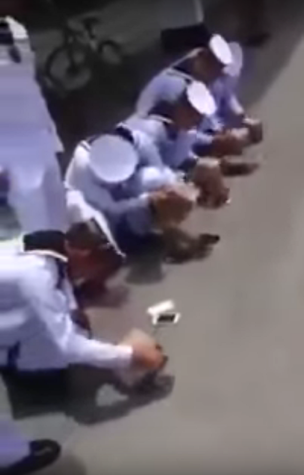 VIDEO: Llevaron sus teléfonos al entrenamiento militar y los obligaron a romperlos