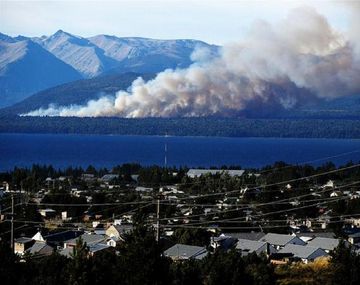 Intentan controlar un incendio forestal entre Villa La Angostura y Bariloche