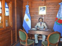 En su Anillaco natal, Carlos Menem tiene una estatura