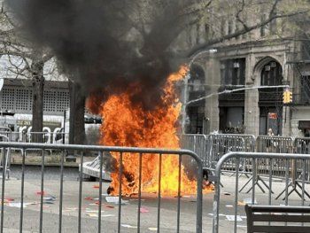 Un hombre se quemó a lo bonzo frente al tribunal donde juzgan a Trump